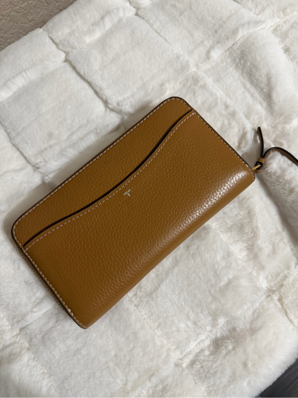 Tory Burch Thea Zip-Around Continental Wallet in Tan Pebbled Leather - Picture 2 of 6